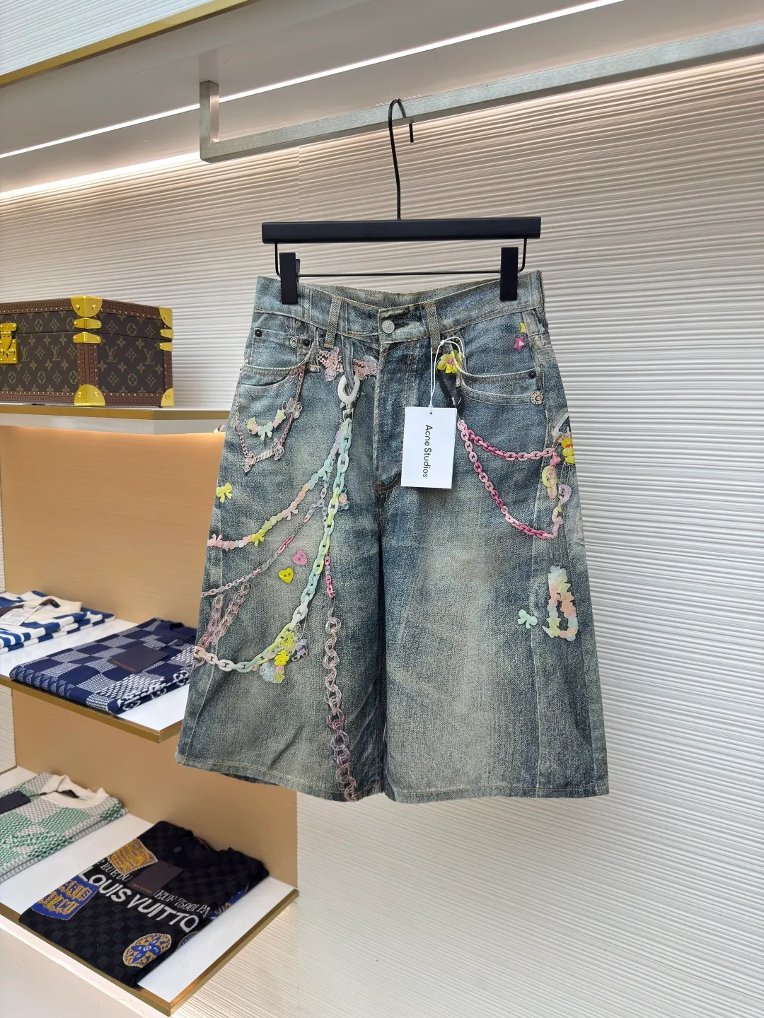Acne Studios chain 3D printed straight shorts ●Authentic product: purchased and developed by 3174 ●Item number: 1680155-A65 ●Material: denim ●Technology: Printing ●Version: fitted version ●Weight: 440g ●Size: 42-44-46-48-50-52 ●Description: 1981M jeans are loosely cut, low-waisted, wide-legged and long. Decorated with a seasonal trompe l'oeil print and made from mid-blue washed non-stretch denim. The overall wiring is straight and delicate, the fabric is comfortable and soft, and the color is consistent without color difference. It can be matched with the same style to create a fashionable look and control various occasions. Customized accessories, complete with three standards, same style for men and women!